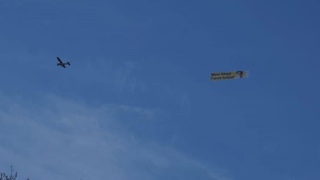 Her ses billede af flyveren med LA-formand Alex Vanopslagh på et banner hen over Fælledparken i middags. Foto: B.T. 