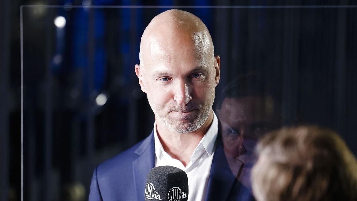 Thierry Omeyer, sportsdirektør i PSG, hylder Mikkel Hansen. 