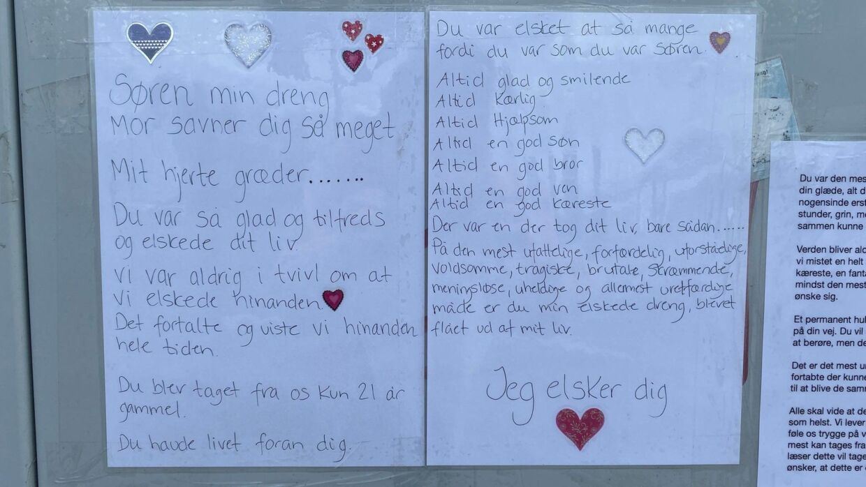 Søren Kochs mor har hængt et rørende brev til sin søn på drabsstedet.
