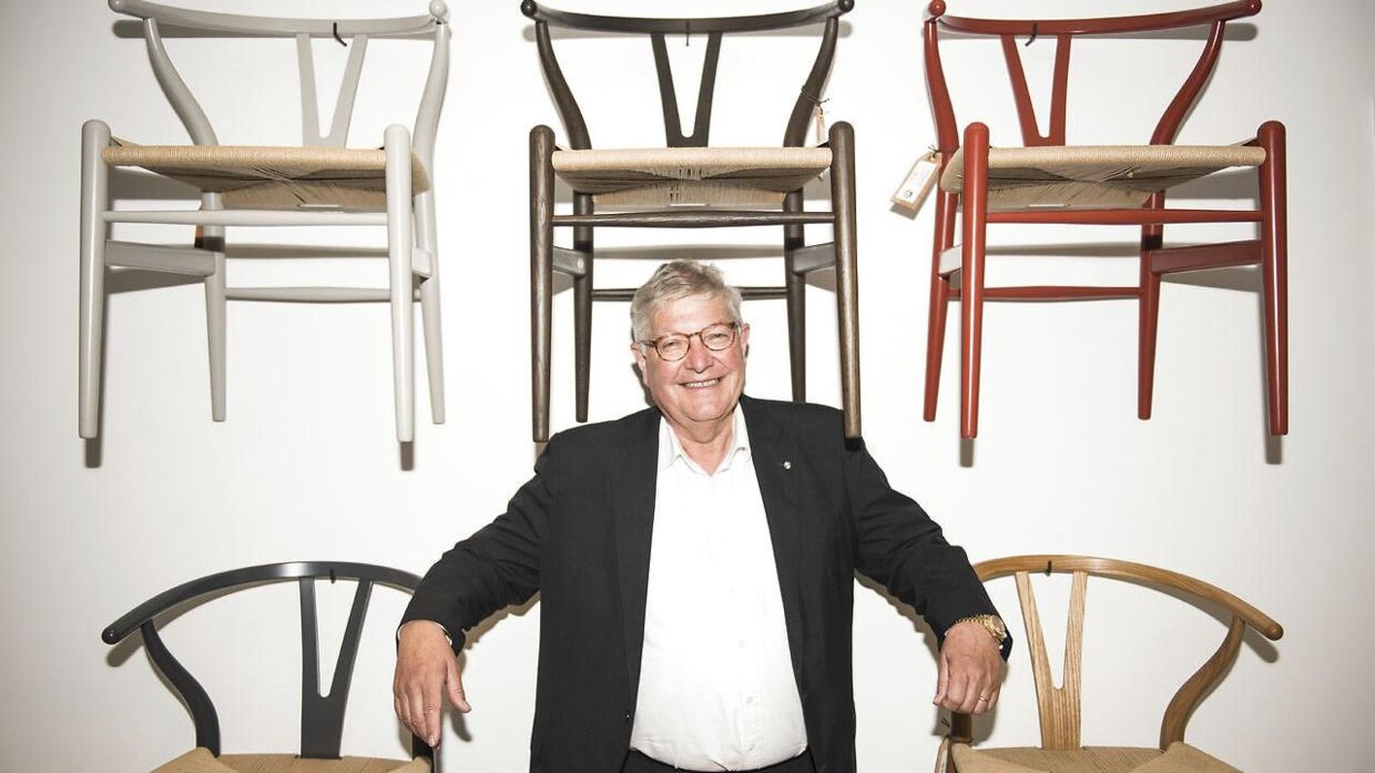 Portræt af Carl Hansen &amp; søn, direktør, Knud Erik Hansen, sammen med nogle af de berømte Y-stole.