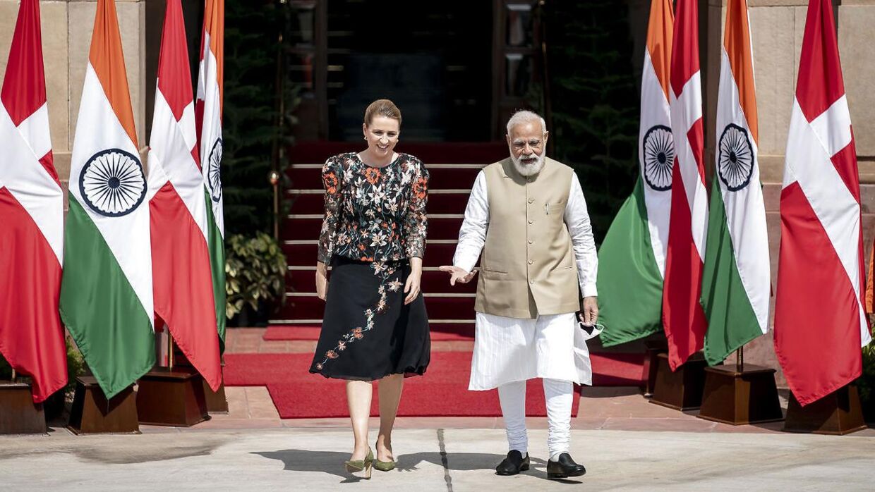 Det var med store smil, pomp og pragt, da statsminister Mette Frederiksen sidste år var på besøg i Indien. Her er hun med premierminister Modi.
