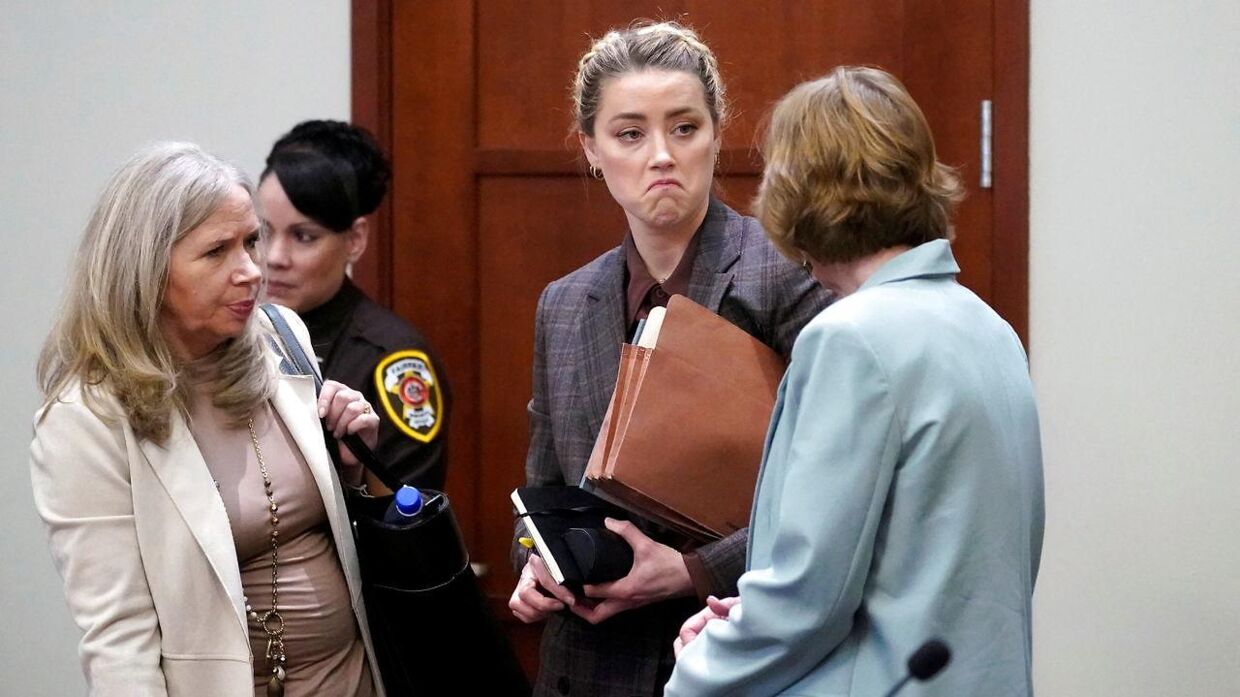 Amber Heard taler med sin advokat i retten i Virginia mandag.