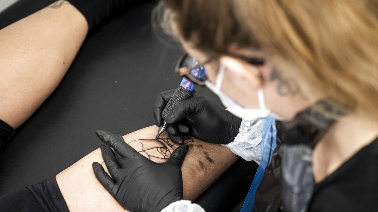 Ifølge Sikkerhedsstyrelsen er der få tatotøvrer i Danmark, der har styr på loven. 