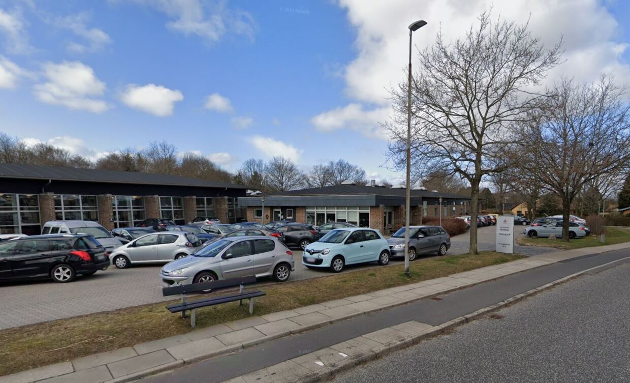 I ugerne op til anholdelsen af en medarbejder på Tirsdalen Plejecenter i Randers havde der ifølge kommunen været »en række mistænkelige genindlæggelser og et dødsfald« på plejehjemmet.