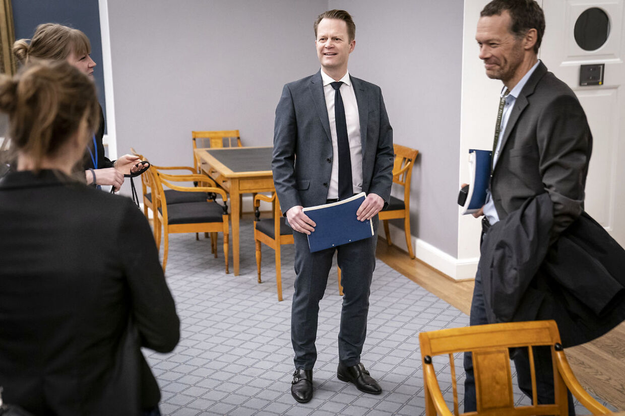 Udenrigsminister Jeppe Kofod (S) og direktør i Udenrigsministeriet, Erik Brøgger Rasmussen, ankommer til samråd på Christiansborg den 26. januar 2022.