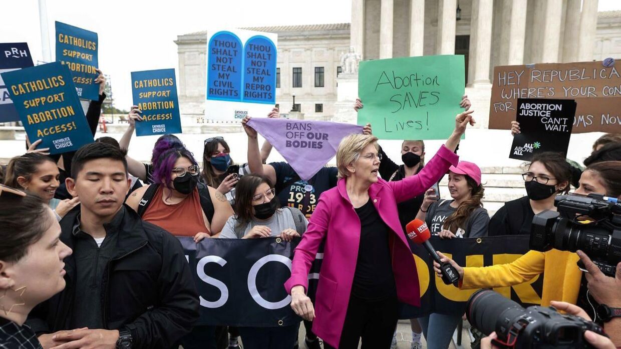 Senator Elisabeth Warren konfronterer 'pro life'-bevægelsen på gaden og møder mange tilråb.