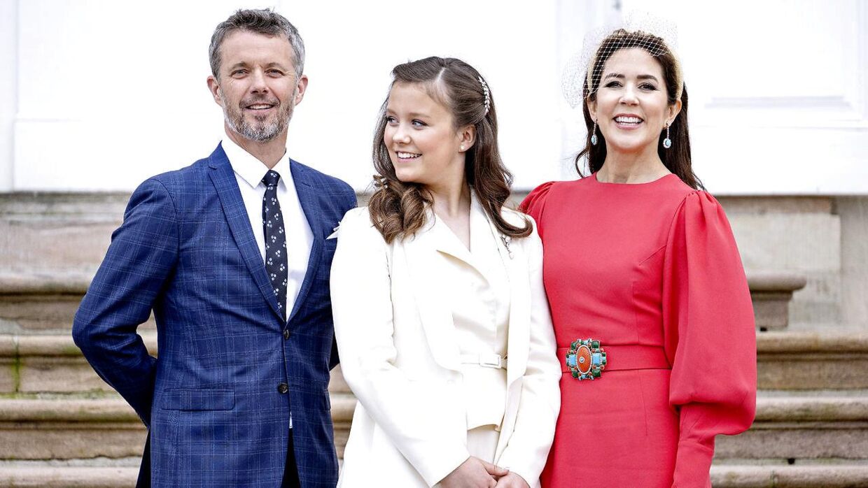 Prinsesse Isabella blev konfirmeret i Fredensborg Slotskirke lørdag d. 30. april 2022. Konfirmanden sammen med sine forældre Kronprins Frederik og Kronprinsesse Mary.