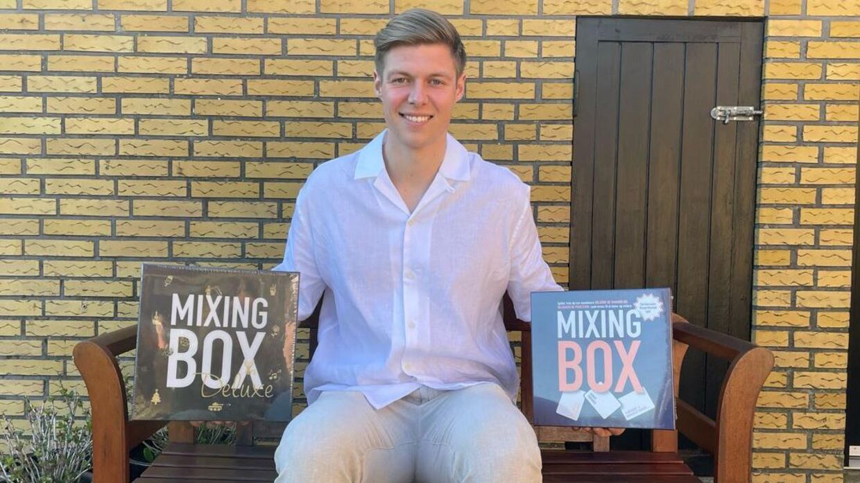 Jacob Hjorth med udgaverne af sin egen opfindelse, brætspillet Mixing Box. Privatfoto