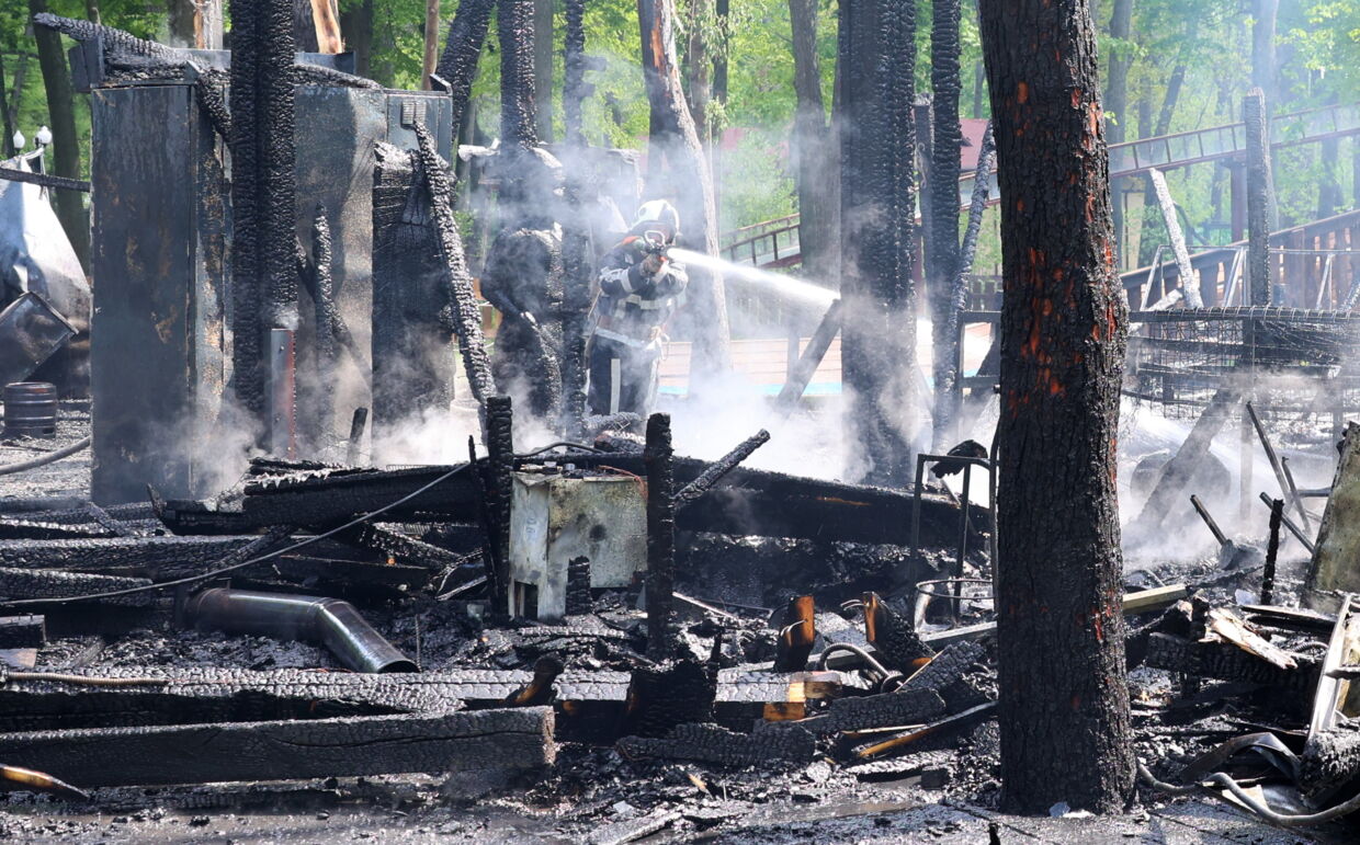 Brandmænd slukker branden fra det russiske artilleri-angreb ved Maxim Gorky-parken.