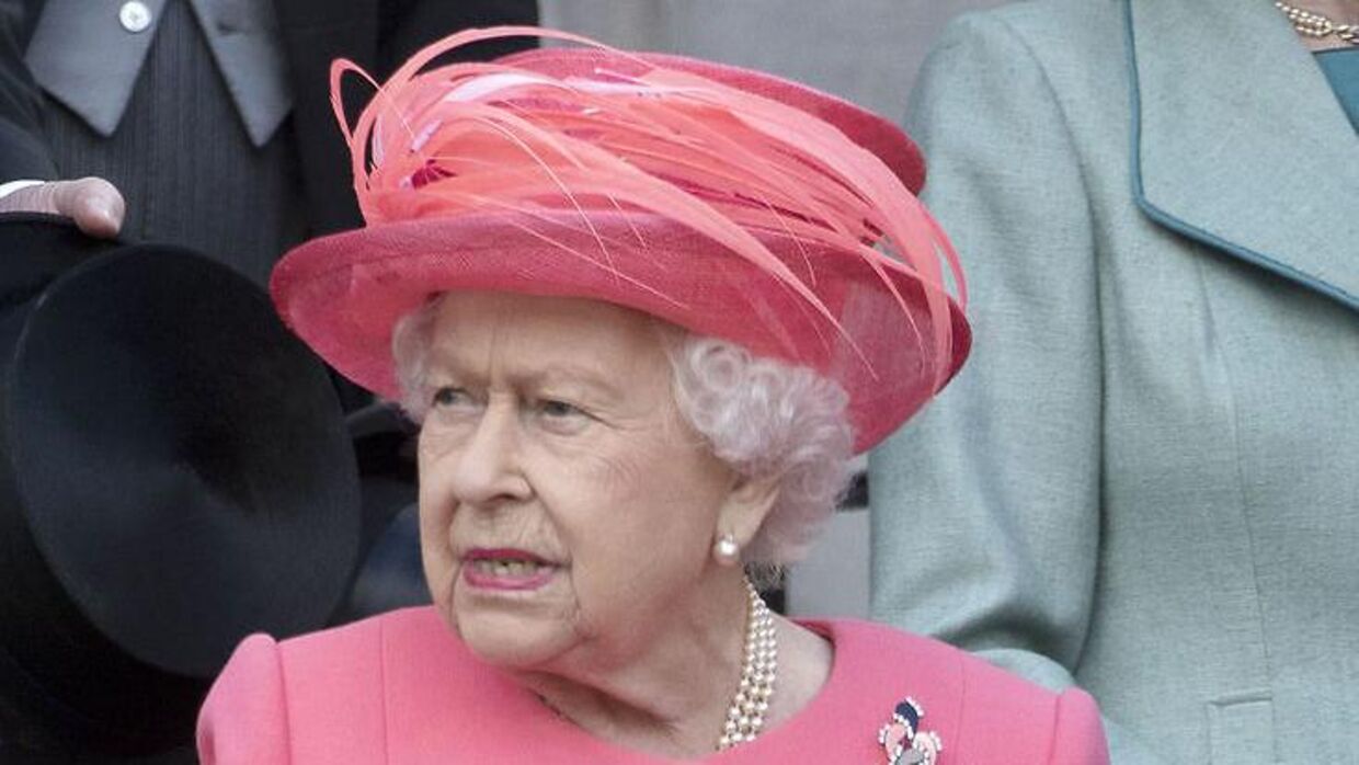 Dronning Elizabeth til havefest i Holyroodhouse-slottet i Edinburgh i juli 2019. I år har dronningen dog måtte melde afbud til de årlige havefester på grund af mobilitetsproblemer.
