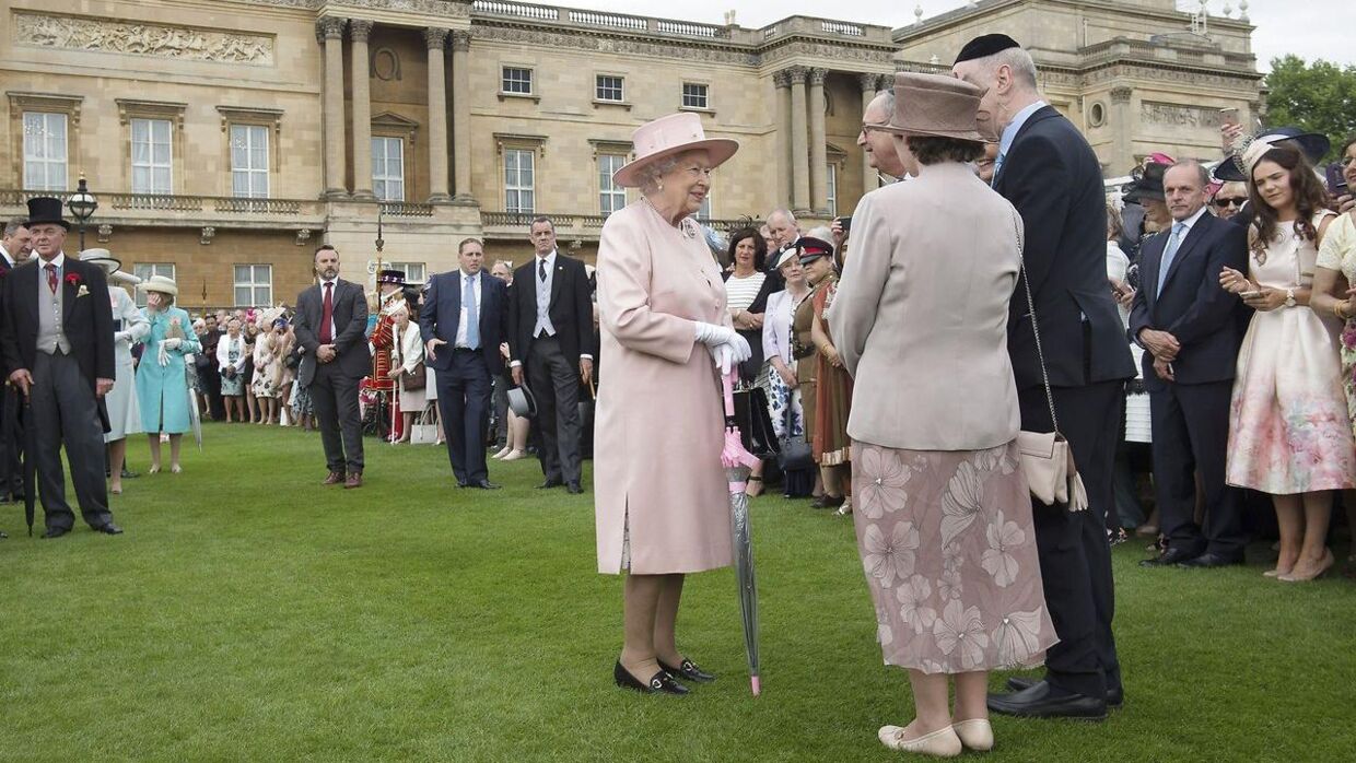 Dronning Elizabeth har i år måtte melde afbud til de årlige royale havefester på grund af problemer med mobiliteten. Her ses den britiske monark til havefest på Buckingham Palace i London tilbage i maj 2017.