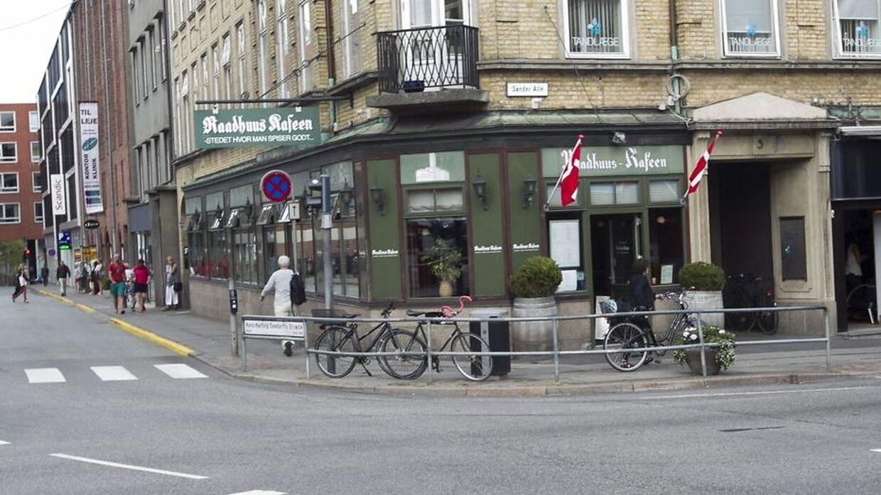 Siden 1924 har Raadhuus Kafeen ligget på Sønder Allé på hjørnet ved Hans Hartvig Seedorffs Stræde.