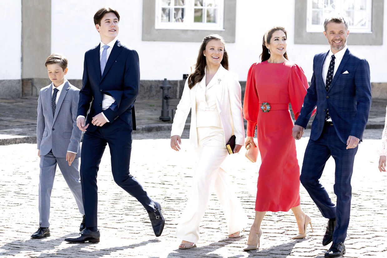 Prinsesse Isabella blev konfirmeret i Fredensborg Slotskirke lørdag d. 30. april 2022. Kronprins Frederik, Kronprinsesse Mary og børnene Prins Christian, Prinsesse Isabella og Prins Vincent ankommer til Fredensborg Slot.