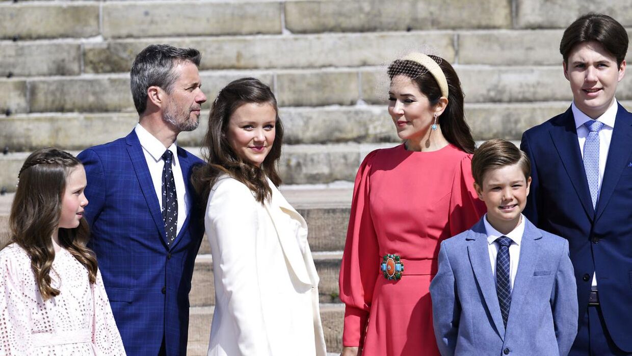 Prinsesse Isabella, Kronprins Frederik, Kronprinsesse Mary, Prins Christian, Prins Vincent og Prinsesse Josephine inden Prinsesse Isabella konfirmeres i Fredensborg Slotskirke i Fredensborg, lørdag den 30. april 2022.