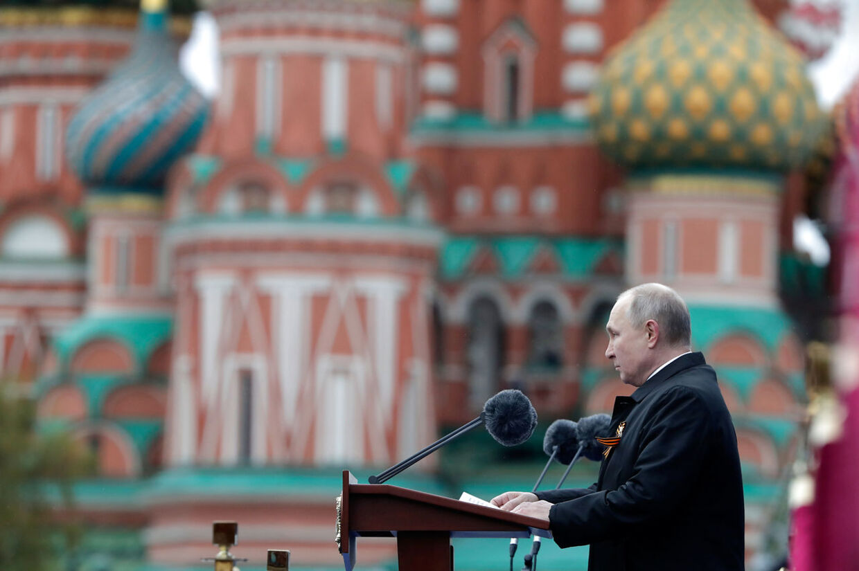 Vanen tro holdt Vladimir Putin tale under sidste års fejring af 'Sejrsdagen'. I år tror flere iagttagere, at han vil benytte sin tale til at erklære Ukraine krig.