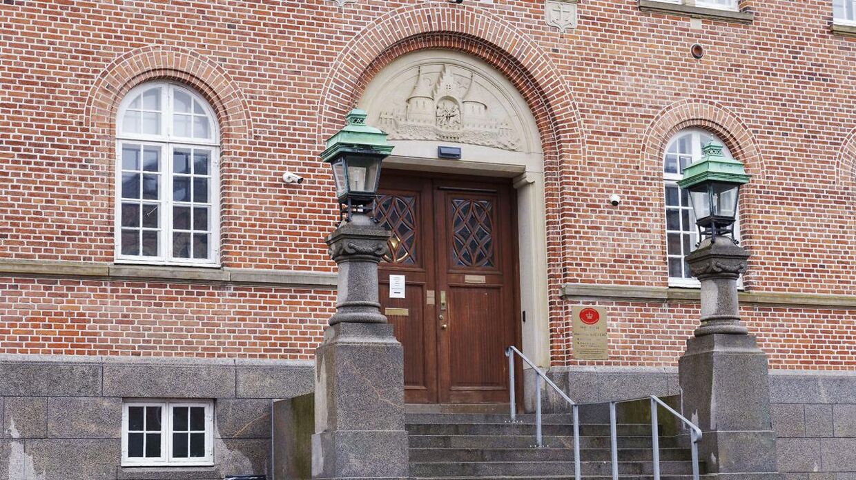 Den 8. april 2020 blev den 29-årige fremstillet i grundlovsforhør ved Retten i Aarhus. Her blev han varetægtsfængslet for besiddelse af børneporno og blufærdighedskrænkelse af to små piger.
