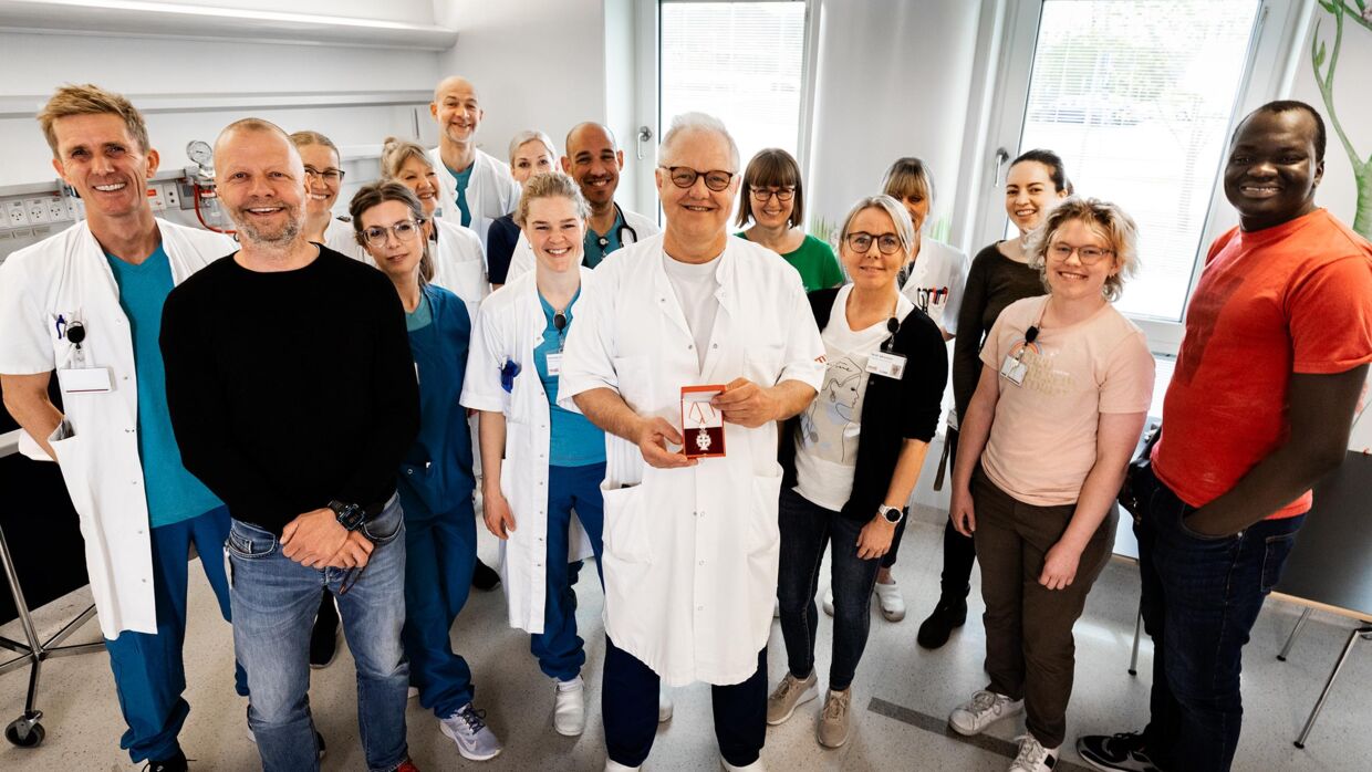  Lars Østergaard sammen med et udvalg af forskere, sygeplejersker, læger og sekretærer fra Infektionssygdomme, som han blandt andet vil dele hæderen med. 