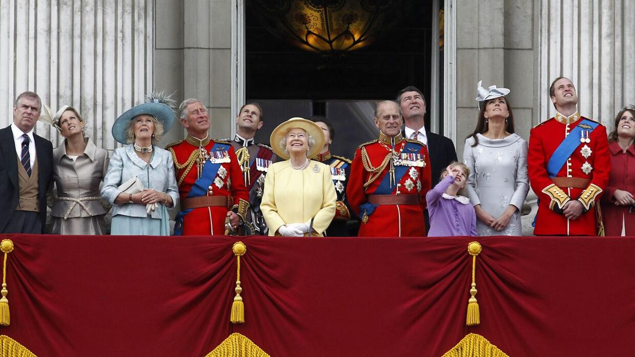 Der bliver et mindre fremmøde på balkonen ved Buckingham Palace til fejringen af dronning Elizabeths 70 års regentjubilæum. Yderst til venstre ses prins Andrew, der ikke længere må komme med på balkonen. Heller ikke prins Harry, der dog ikke ses her.