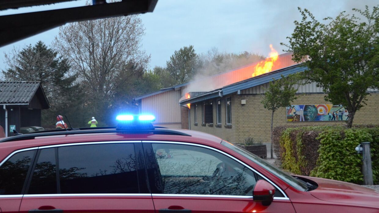 På Gislev Skole på Sydfyn udbrød der brand fredag aften, men den blev slukket i løbet af natten. Foto: Presse-fotos.dk.