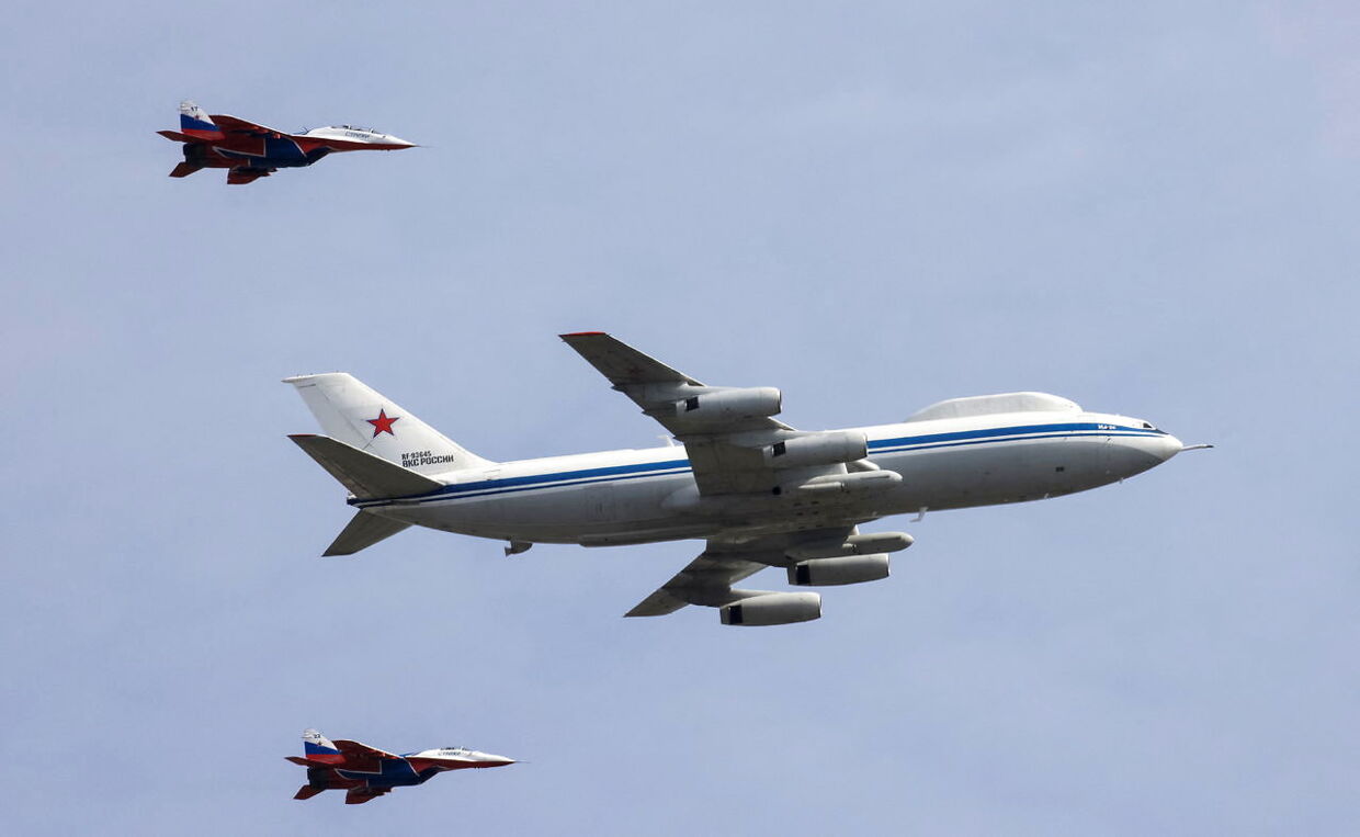 Putins dommedagsfly, der skal redde ham og hans topfolk i tilfælde af en atomkrig, var eskorteret af jagerfly, da det blev set forud for militærparaden 9. maj.