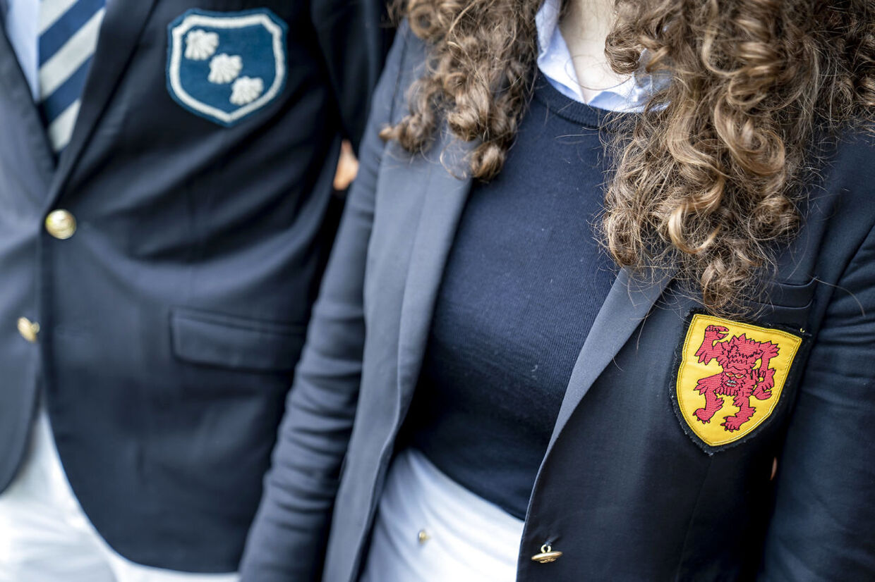Elev med uniform og en elev, som er præfekt fotograferet på Herlufsholm Skole og Gods i Næstved.