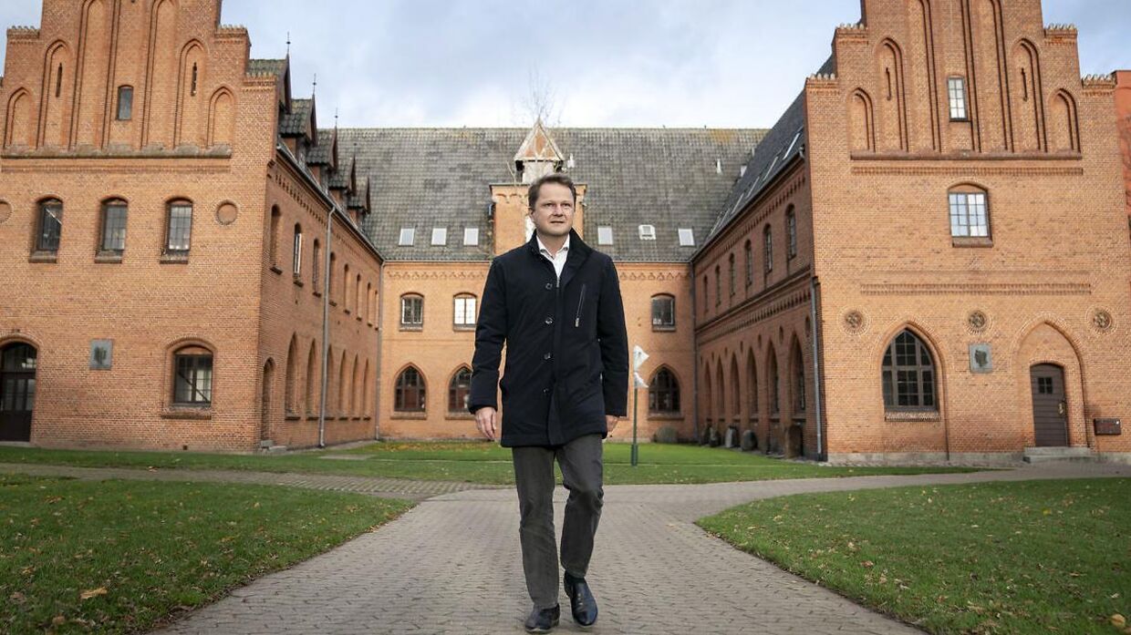 Hidtil er det rektoren for Herlufsholm Kostskole, Mikkel Kjellberg, der er fyret efter TV 2-dokumentaren om krænkelser på kostskolen.