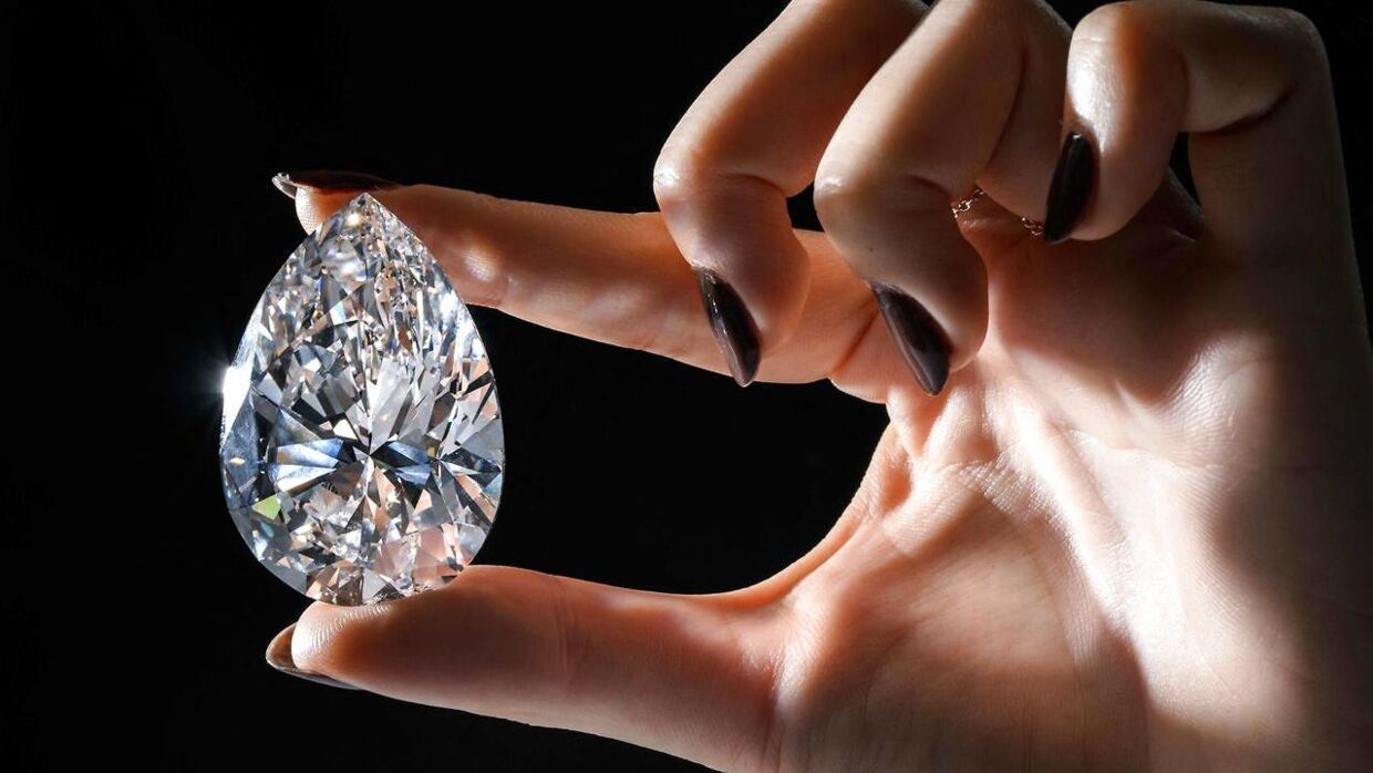 Det er denne hvide diamant på 228,31 karat, der forventes at blive solgt på auktionen. 
