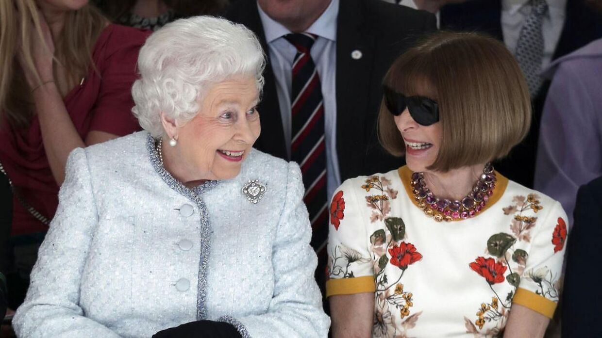 Anna Wintour er en magtfuld dame. Her ses hun ved et modeshow i 2018, hvor dronning Elizabeth var æresgæst. 