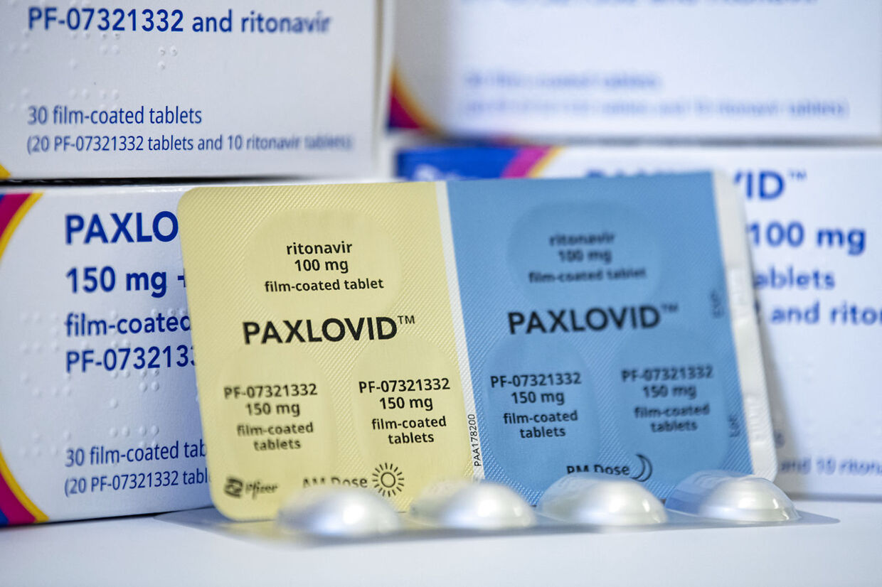 Lægemidlet Paxlovid består af to forskellige tabletter. Foto: Fabian Sommer/picture-alliance/dpa/AP Images