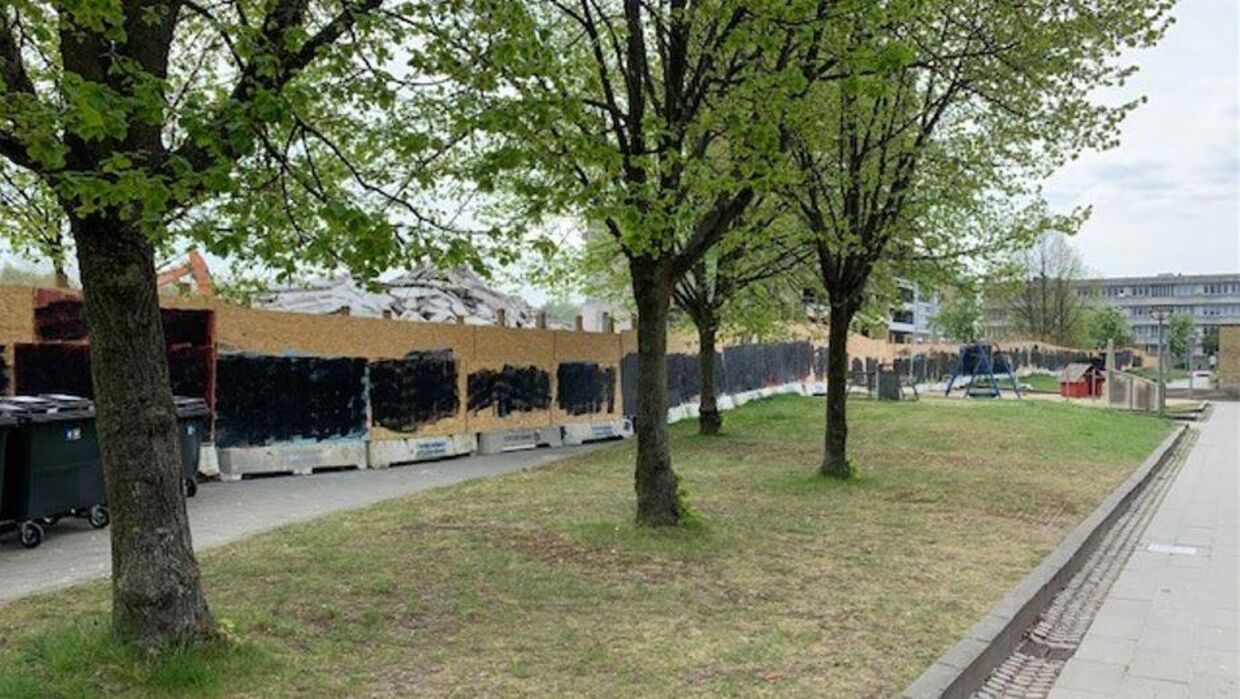 Alle de motiver, børn fra Vollsmose søndag malede på et flere hundrede meter langt hegn omkring en byggeplads ved Bøgeparken, var tirsdag morgen malet over med sort maling. Foto: Civica