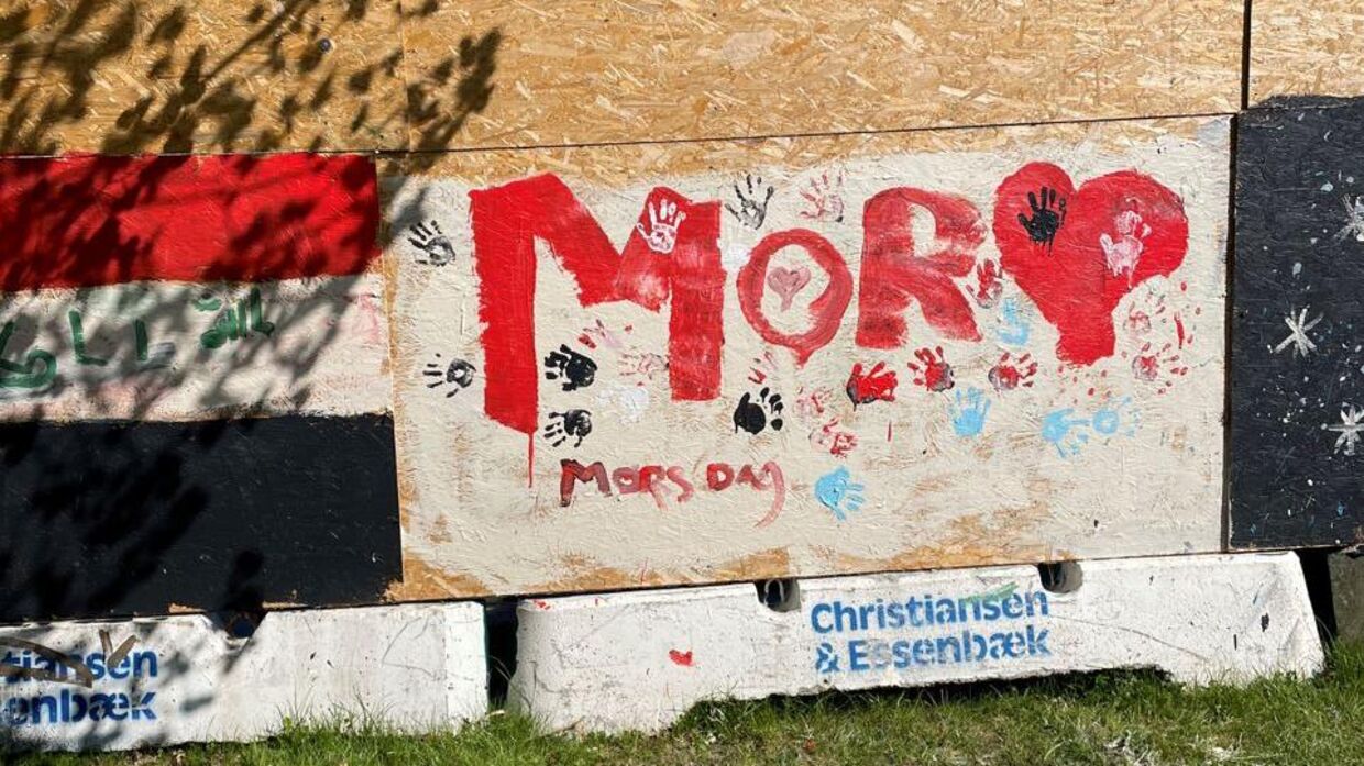 Søndag – på mors dag – fik børn i Vollsmose frit spil til at male farverige motiver på et langt byggehegn i Vollsmose. Foto: Civica 