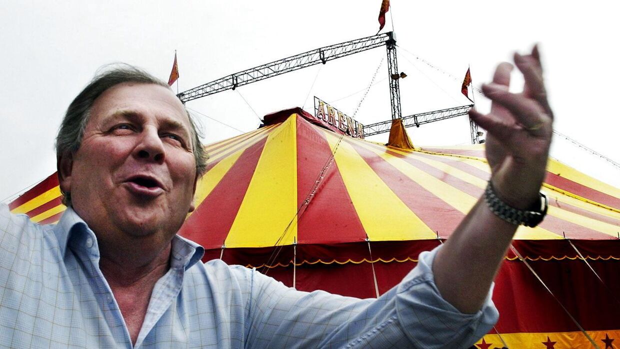 Cirkus direktør Benny Berdino foran teltet på Bellahøj