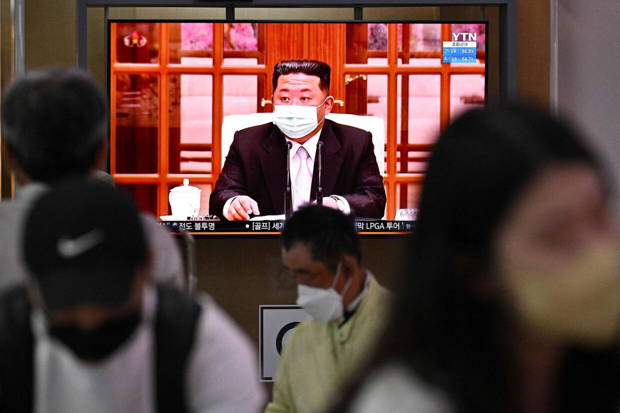 Nordkoreas leder, Kim Jong-un, viste sig torsdag for første gang på tv med mundbind og beordrede, at landet skulle lukke ned. Anthony Wallace/Ritzau Scanpix