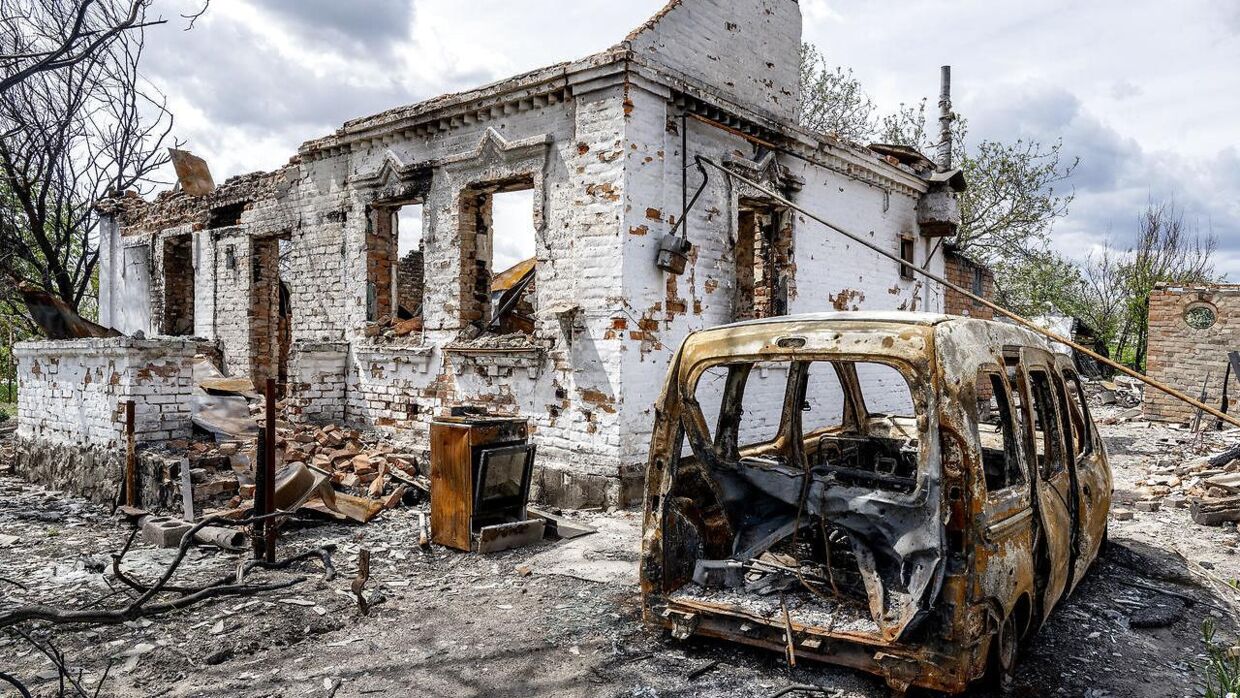 Et af mange totalt ødelagte huse i den ukrainske landsby Andriivka.