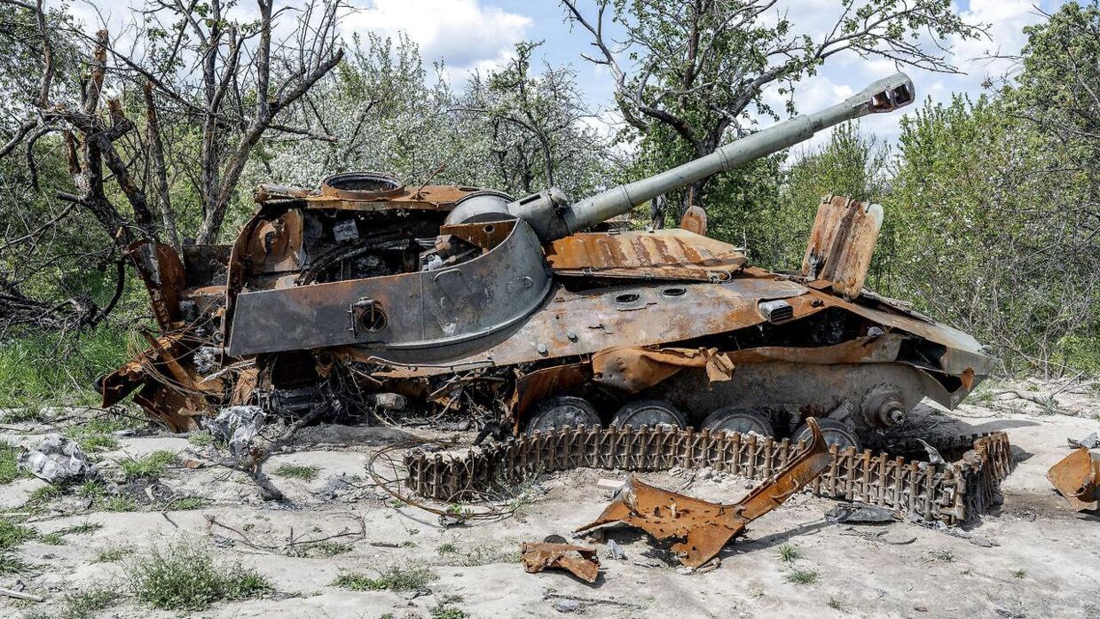 En ødelagt russisk kampvogn holder på en mark i udkanten af den sønderbombede landsby Andriivka.