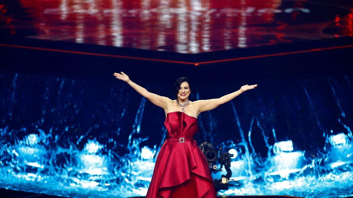 Her ses en af årets værter, Laura Pausini, foran Eurovision-scenen i Torino.