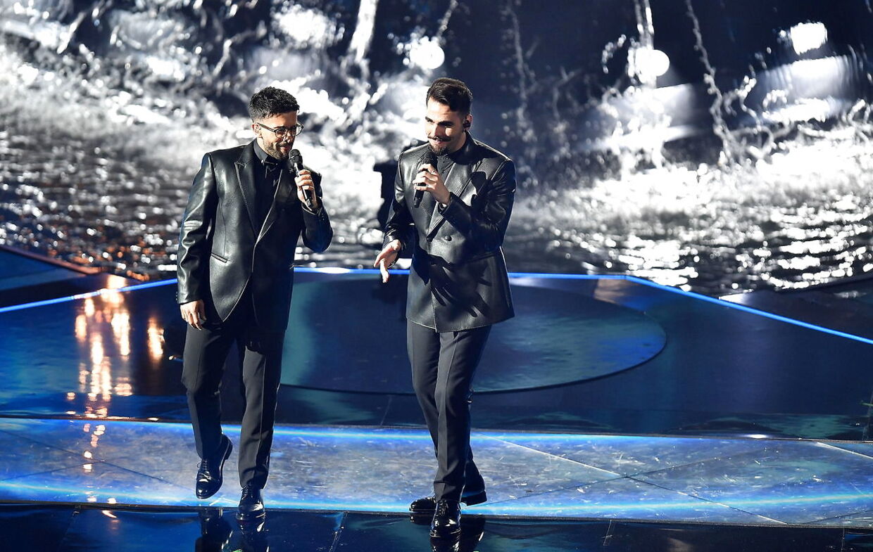 Il Volo, der fik en tredjeplads i Eurovision i 2015, er normalt en trio. Men under torsdagens pauseunderholdning måtte det tredje medlem synge med fra en skærm, da han var blevet testet positiv for covid-19 kort forinden.