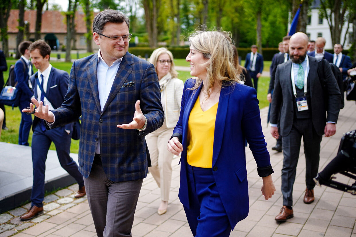 Der har været udenrigsministermøde i G7-gruppen. På billedet ses den canadiske udenrigsminister, Mélanie Joly, med sin ukrainske ministerkollega, Dmytro Kuleba, fredag. Ukraine er ikke en del af G7. Pool/Reuters