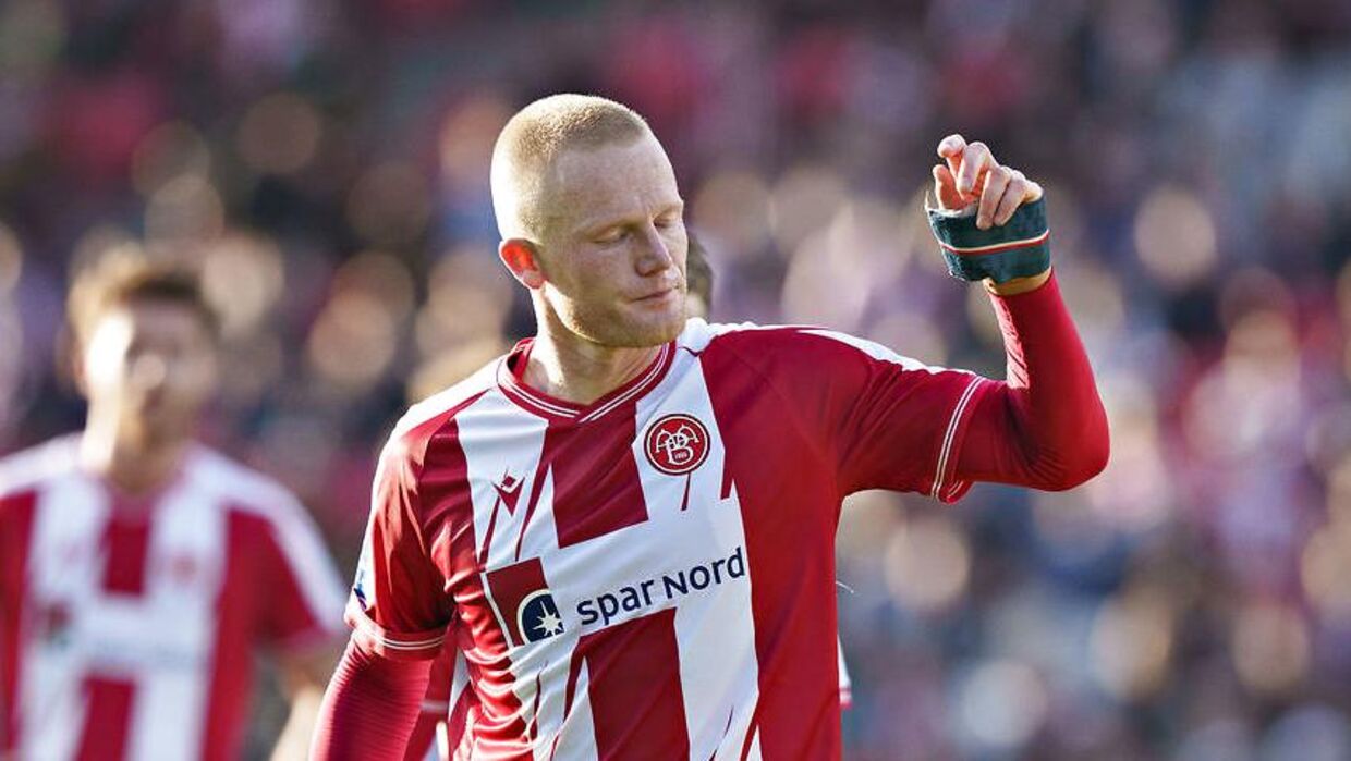 AaB's Rasmus Thelander modtager AaBs andet røde kort i kampen mod Brøndby.