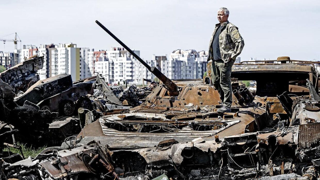 B.T. møder Dima, da han er ude for at se på ødelagte russiske militærkøretøjer.