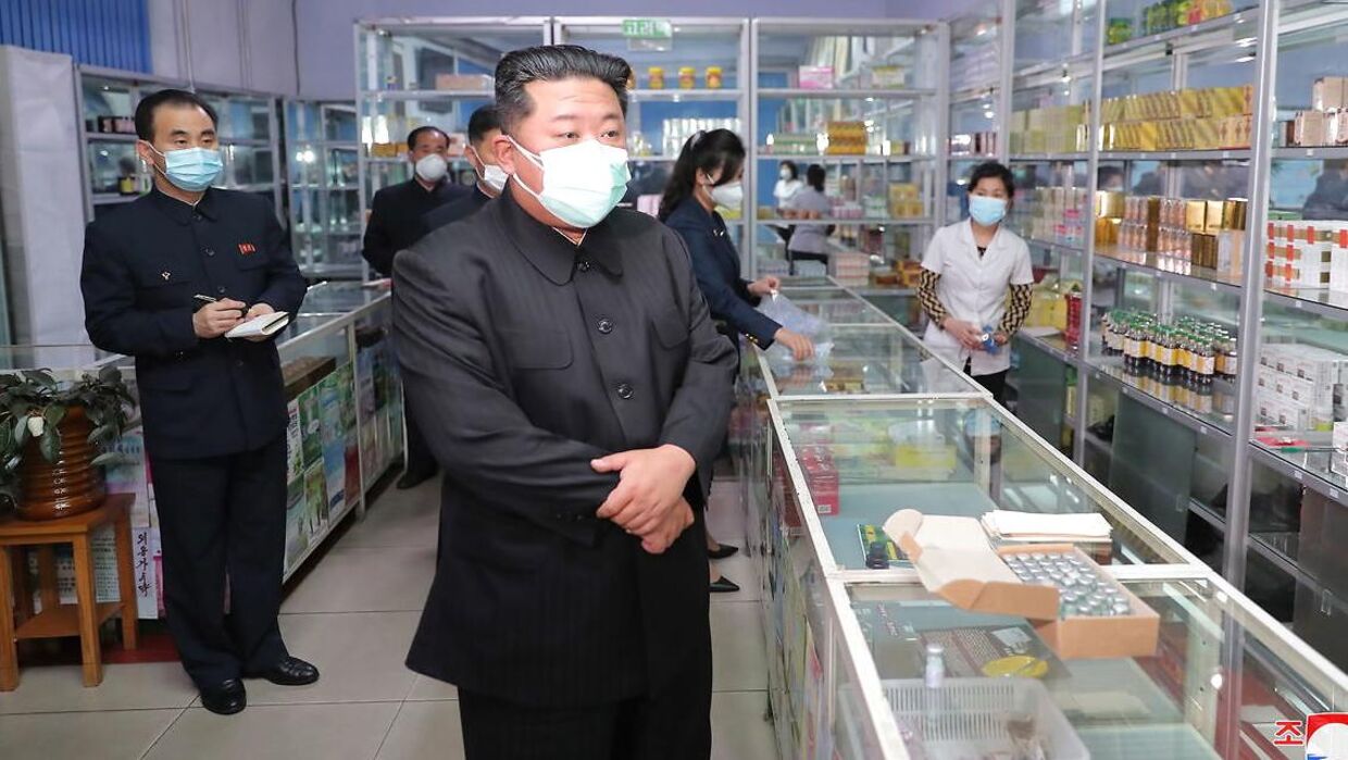Kim Jong-un inspicerer et apotek med coronaudstyr.