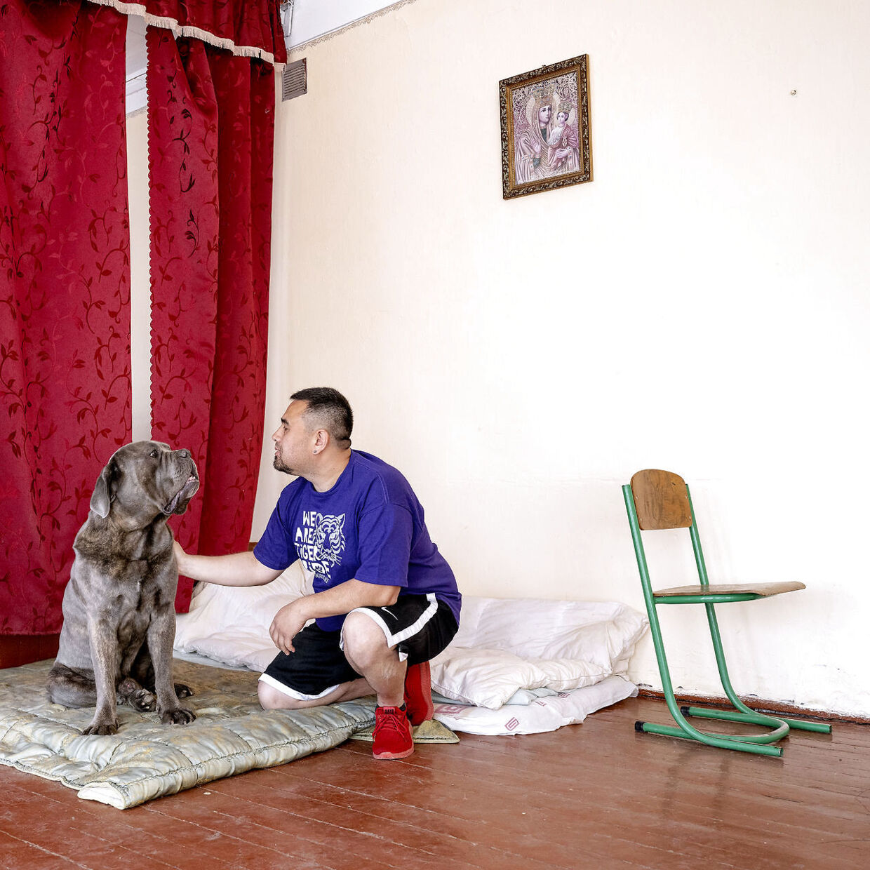 Evgeny flygtede med sin kone, 14-årige søn, hund og kat fra Kharkiv, da russerne besatte området. Konen, sønnen og katten blev kørt til grænsen og sendt ud af landet, mens Evgeny og hunden Leo selv flygtede til den gamle skole i landsbyen Myl'ne, hvor de i dag bor sammen med andre flygtninge fra det østlige Ukraine.
