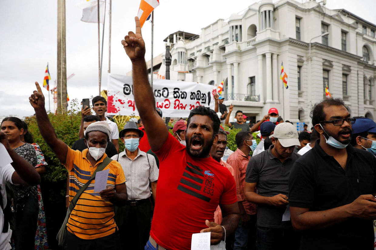 Protester mod regeringen i Sri Lanka har ifølge Reuters ført til ni døde og 300 sårede. Tirsdag tiltrådte en ny premierminister, nemlig Ranil Wickremesinghe. Han skal forsøge at dæmpe uroen. Adnan Abidi/Reuters