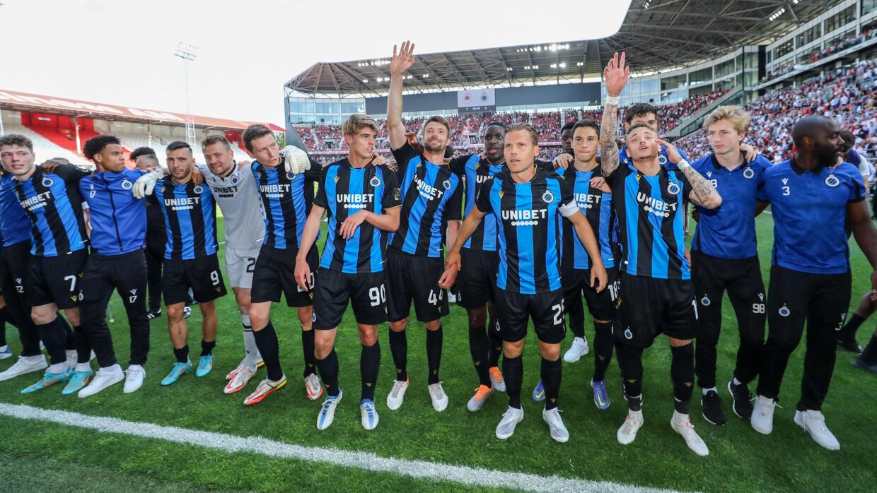Club Brugge-spillerne fejrer mesterskabet foran deres mange tilrejsende fans. Andreas Skov Olsen ses længst til venstre.