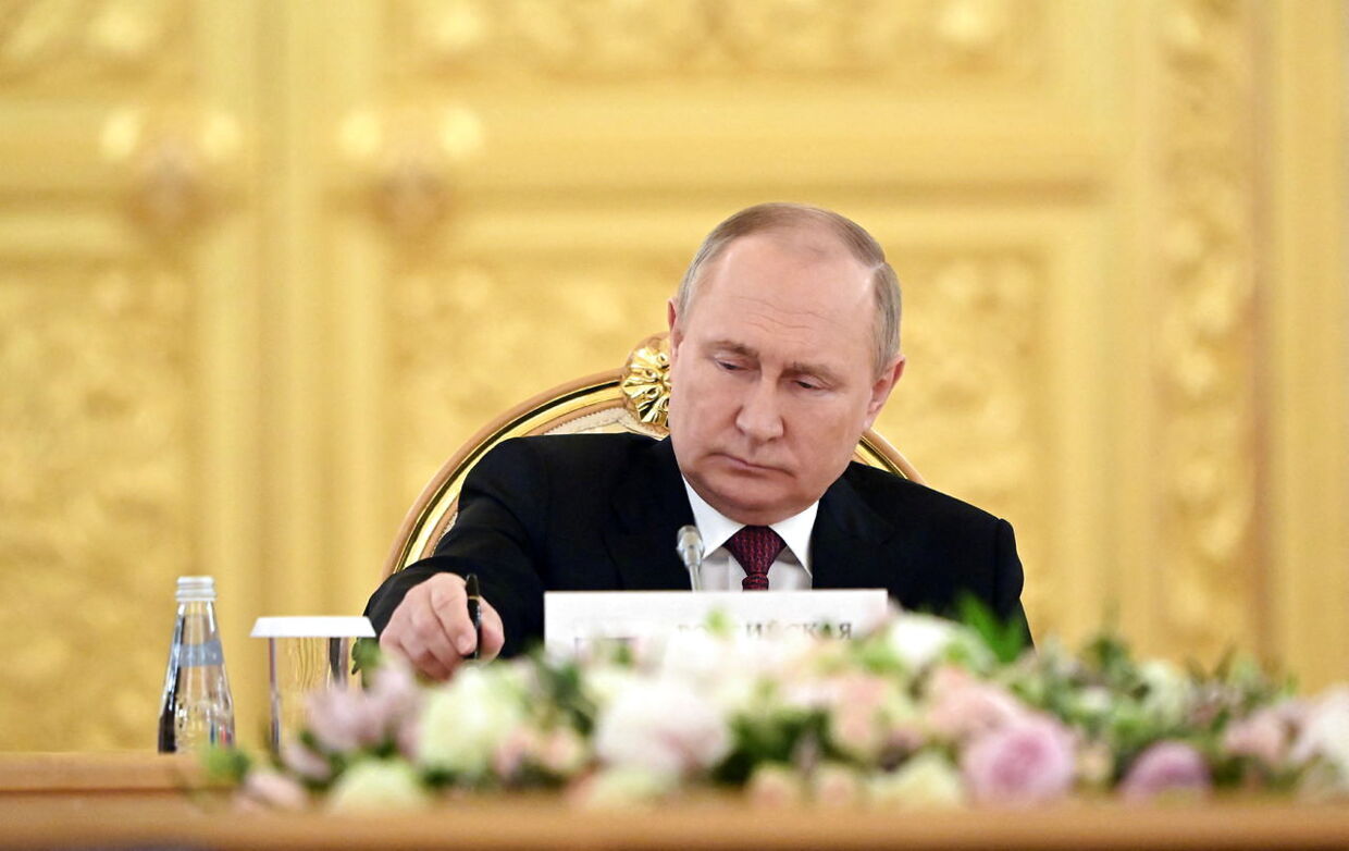Vladimir Putin beskyldes af Ukraine for bevidst at have beordret store lagre af ukrainsk korn afbrændt