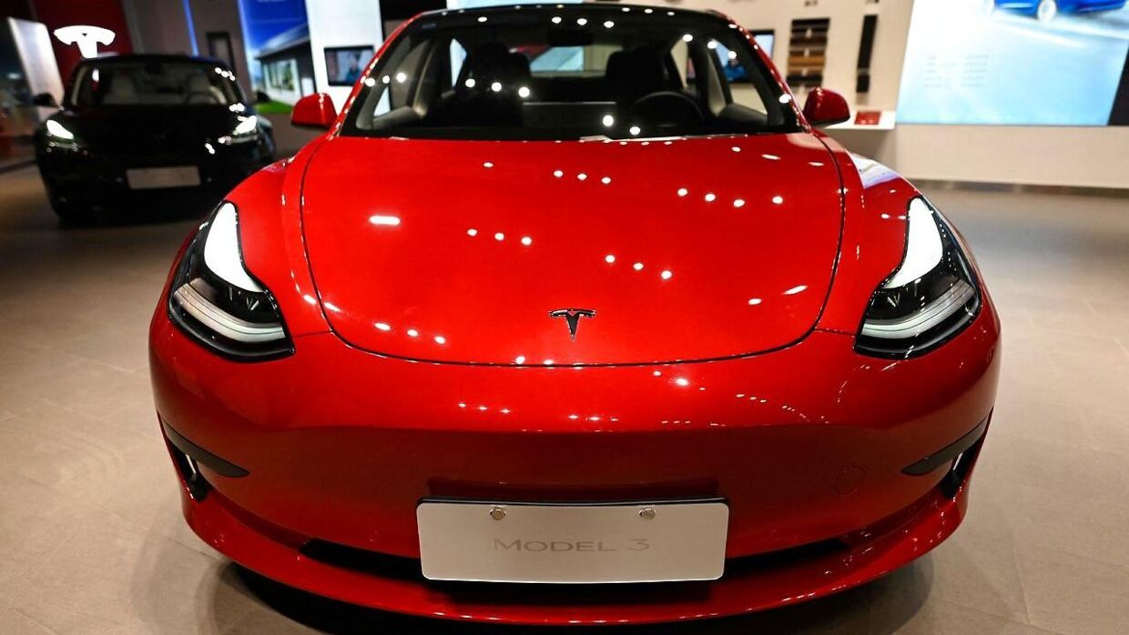 En Tesla Model 3 ses her ved et showroom i Beijing. &nbsp;