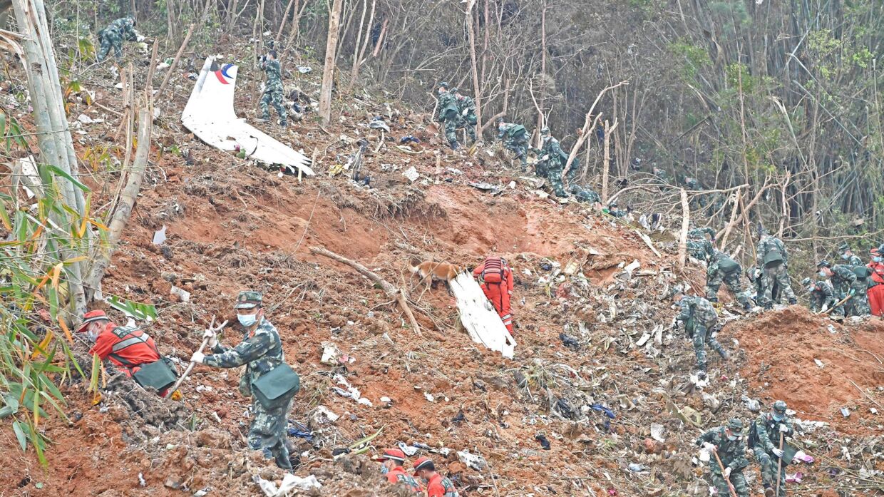 Ingen overlevede, da et fly i marts styrtede ned i den kinesiske region Guangxi. De endelige undersøgelser af ulykken kan tage op til to år. Xinhua/Reuters