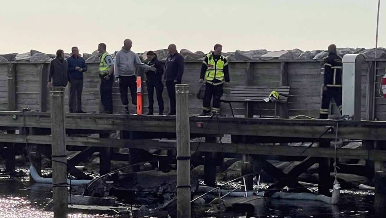 Der er ikke meget tilbage af båden, som tidligt onsdag morgen brød i brand i Vedbæk Havn.