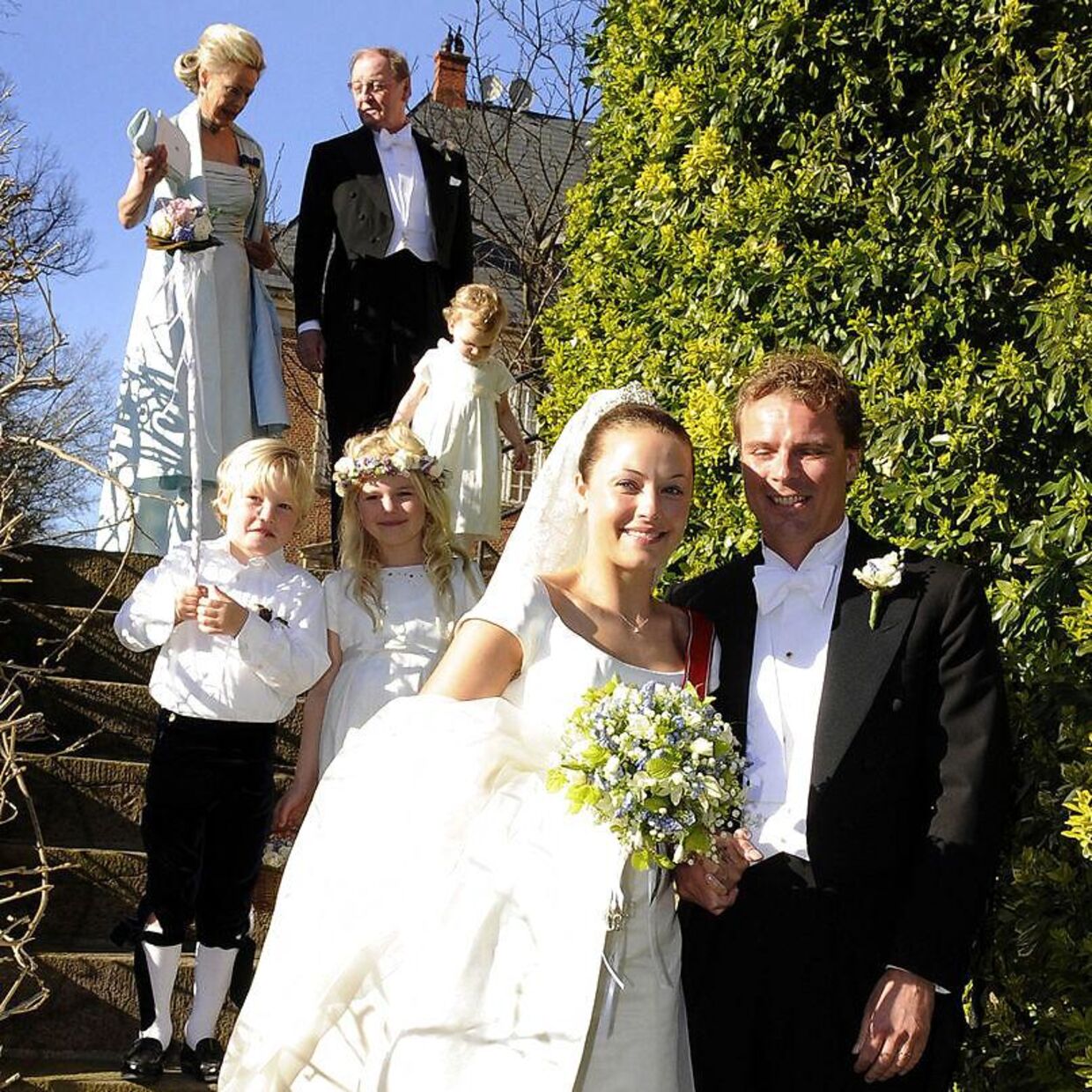Louise Juel Brockdorff tog sin mand Nikolaj Albinus' efternavn, da de blev gift på Valdemars Slot 18. april 2009. Bagerst ses lensgreve Niels Juel Brockdorff, som døtrene Caroline Fleming og Louise Albinus arvede slottet fra.