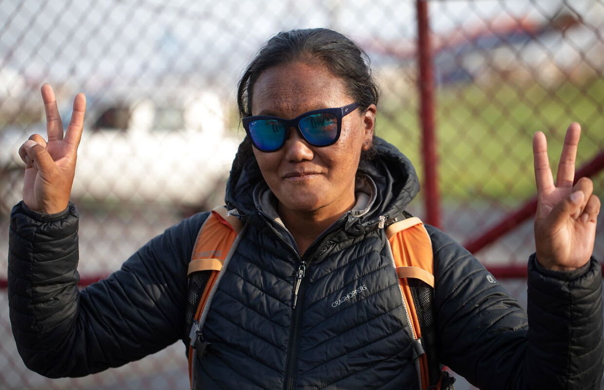 Bjergbestigeren Lhakpa Sherpa er kommet til hovedstaden Kathmandu i Nepal, efter at hun har besteget Mount Everest for 10. gang.
